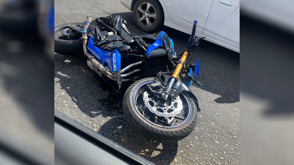 Colisão entre moto e caminhonete de passageiros é registrada na tarde desta quinta (03) no Centro de Patos