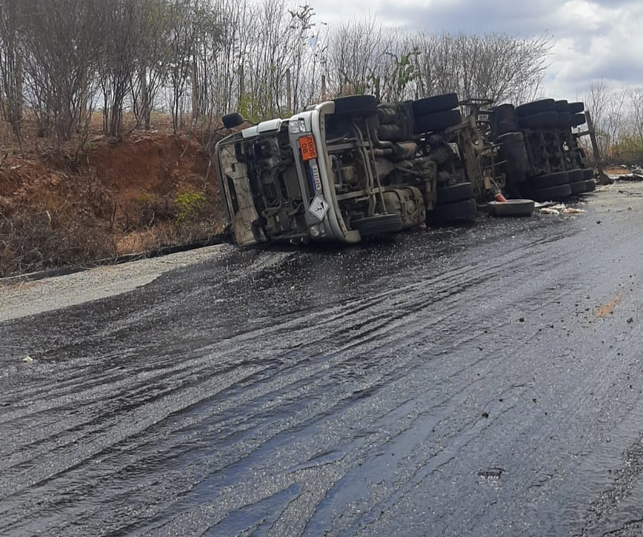 Caminhão carregado de óleo tomba em ladeira de Santana de Mangueira. VÍDEO