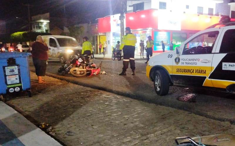 Homem e criança ficam feridos em colisão entre duas motocicletas na noite desta sexta-feira (04), no bairro São Sebastião, em Patos