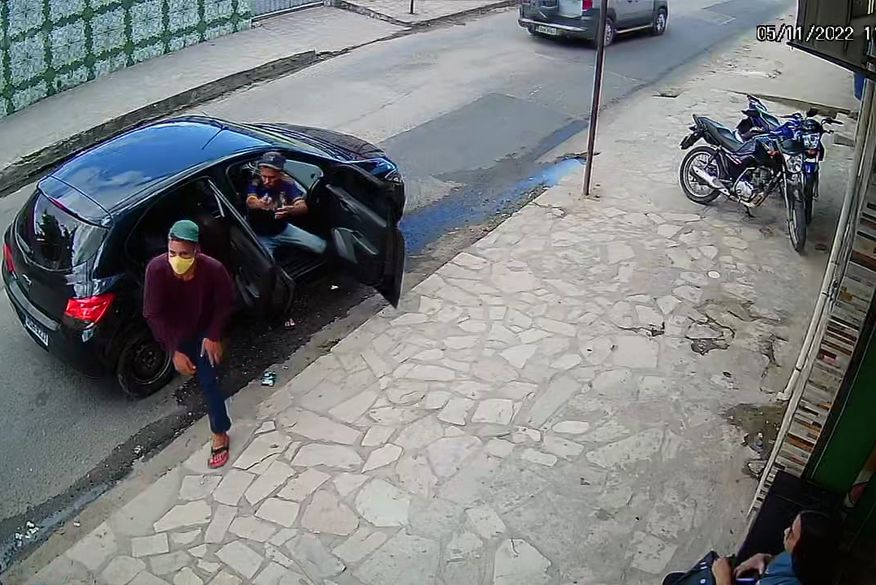 Assaltantes roubam celulares de vítimas em ponto de ônibus e câmera registra crime