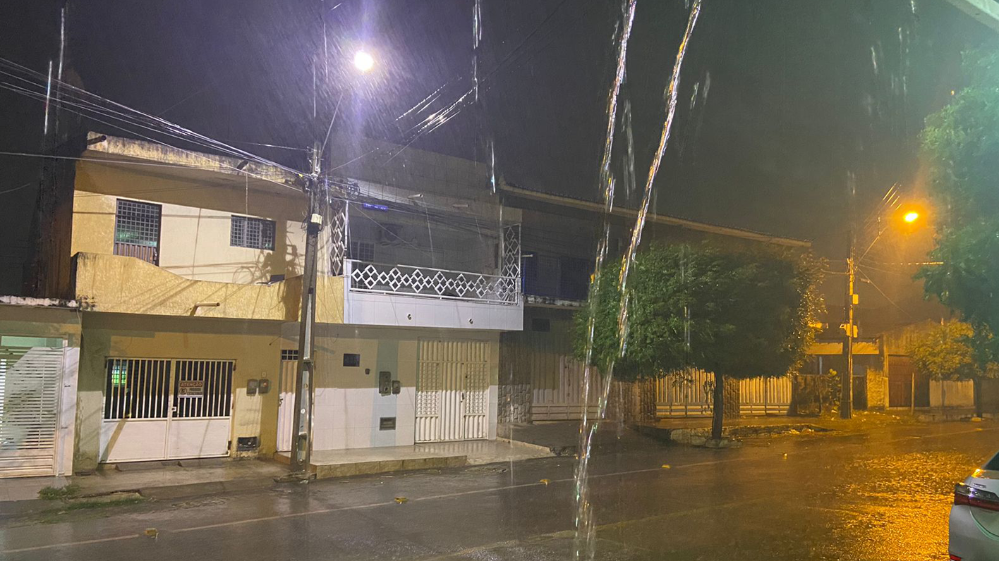 Patos registra chuva rápida na noite deste domingo (06). Veja Vídeo