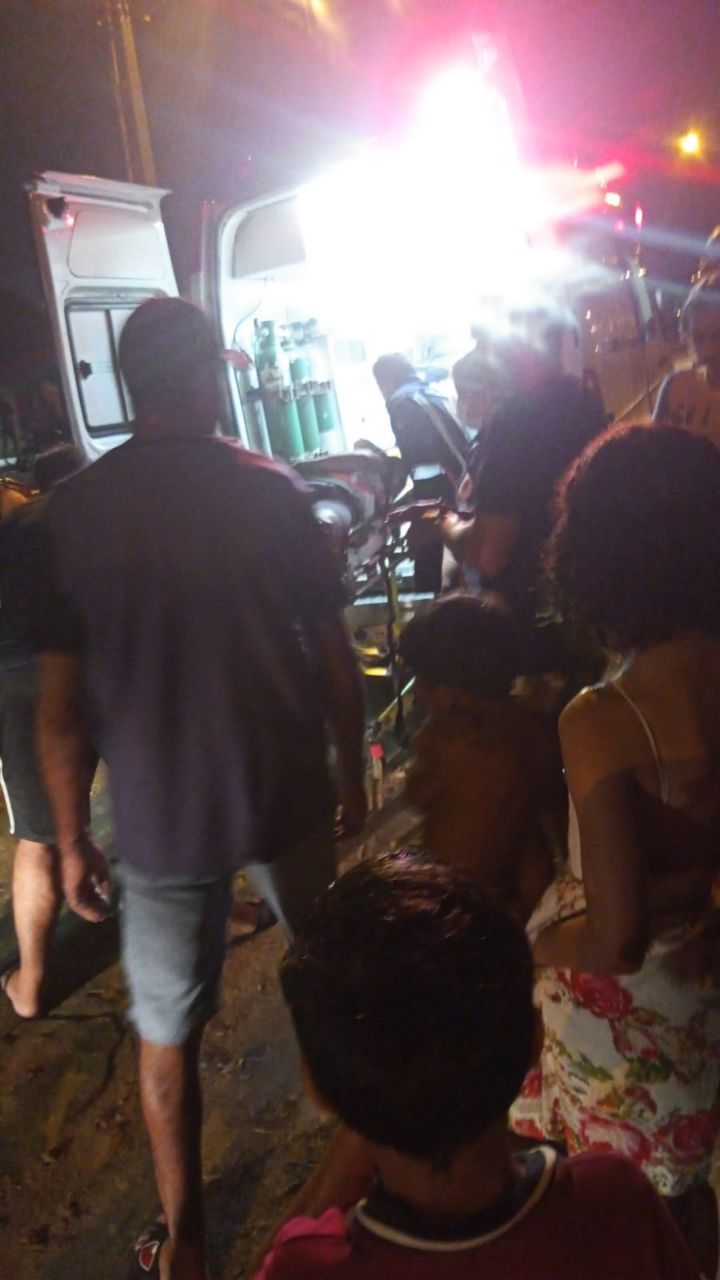 Dois jovens ficam feridos em colisão entre motocicletas na noite deste domingo (06), em Patos