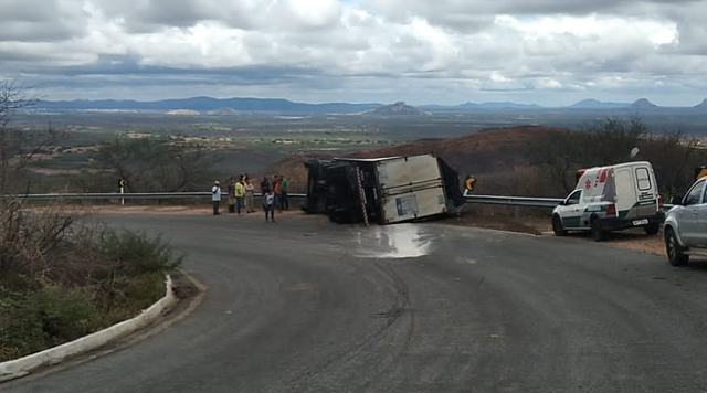 Caminhão carregado com trigo e água mineral tomba na Serra do Teixeira na manhã desta segunda-feira (07). Veja Vídeo