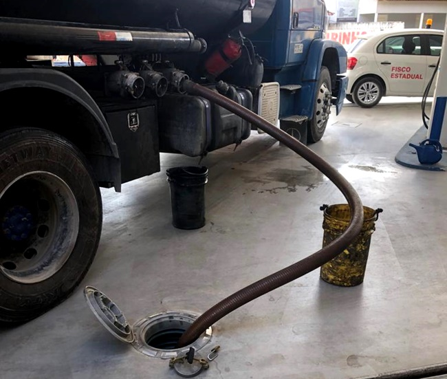 SEFAZ-PB intercepta descarrego irregular de gasolina e diesel em posto de combustível, na Paraíba