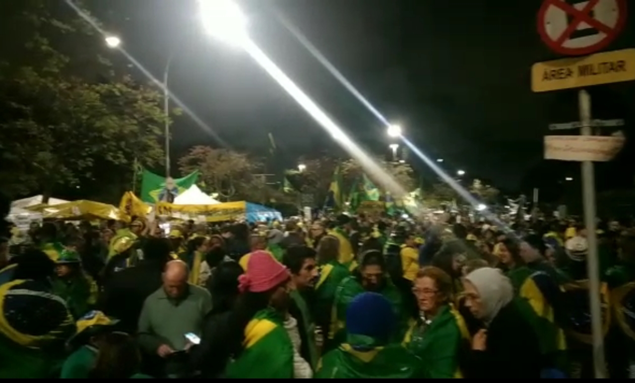 Milhares de brasileiros enfrentam a noite em várias cidades, 11 Estados e o DF contra retorno de Lula à presidência