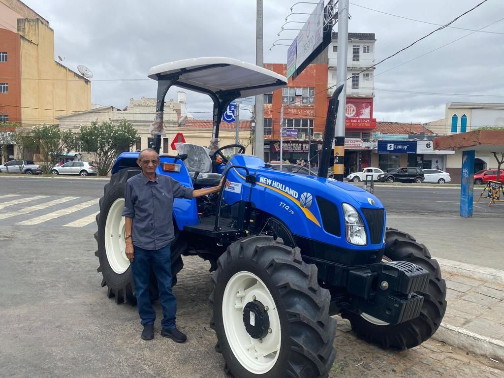Hugo Motta destina trator para atender Zona Rural de Patos