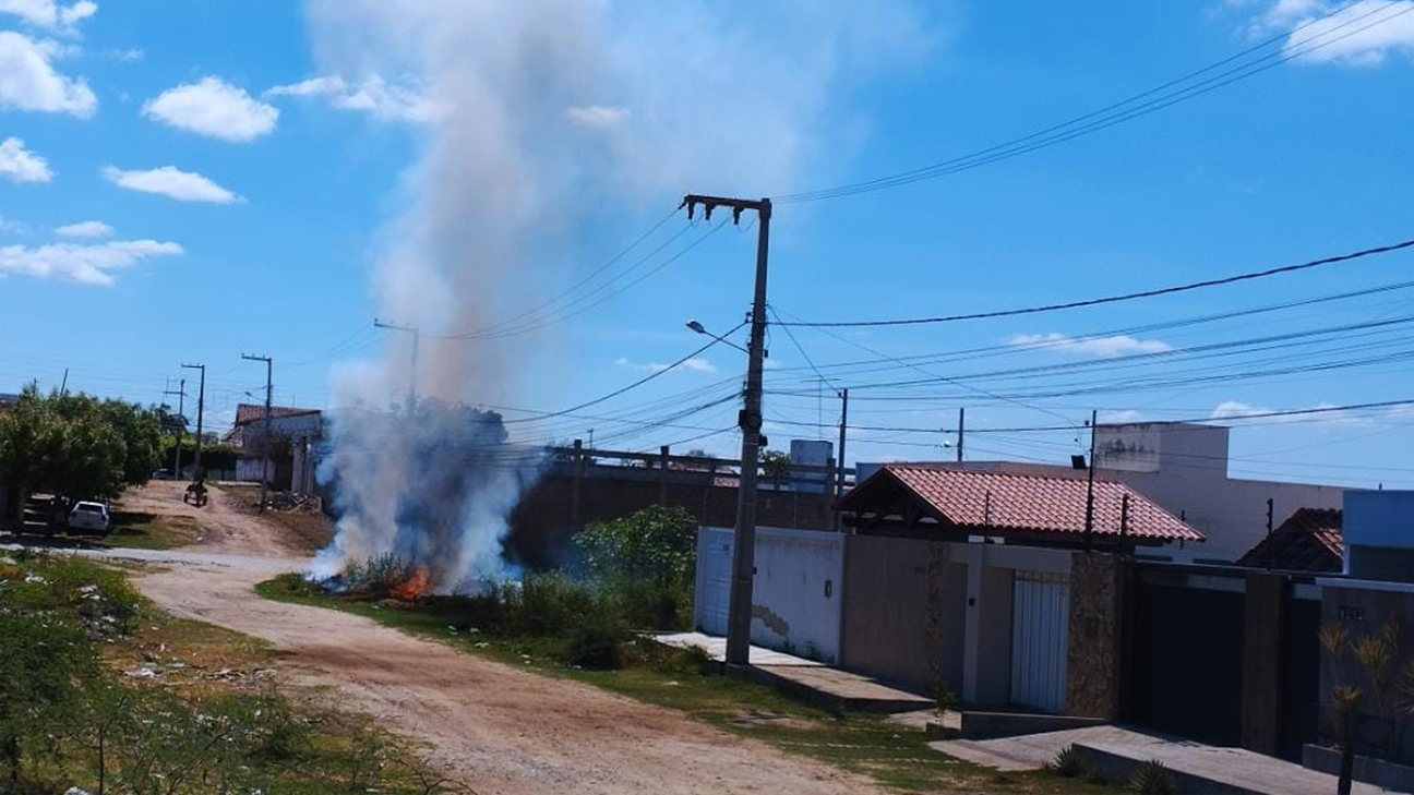 Moradora do bairro Maternidade denuncia que terrenos particulares estão sendo alvos de incêndios frequentemente