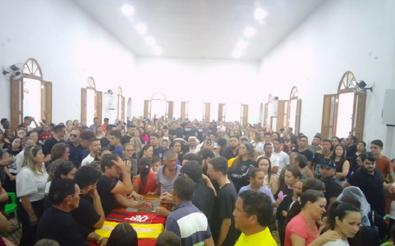 Multidão vai às ruas de São José de Caiana para dar o último adeus ao vereador Paulo Webster, morto em acidente na BR-361