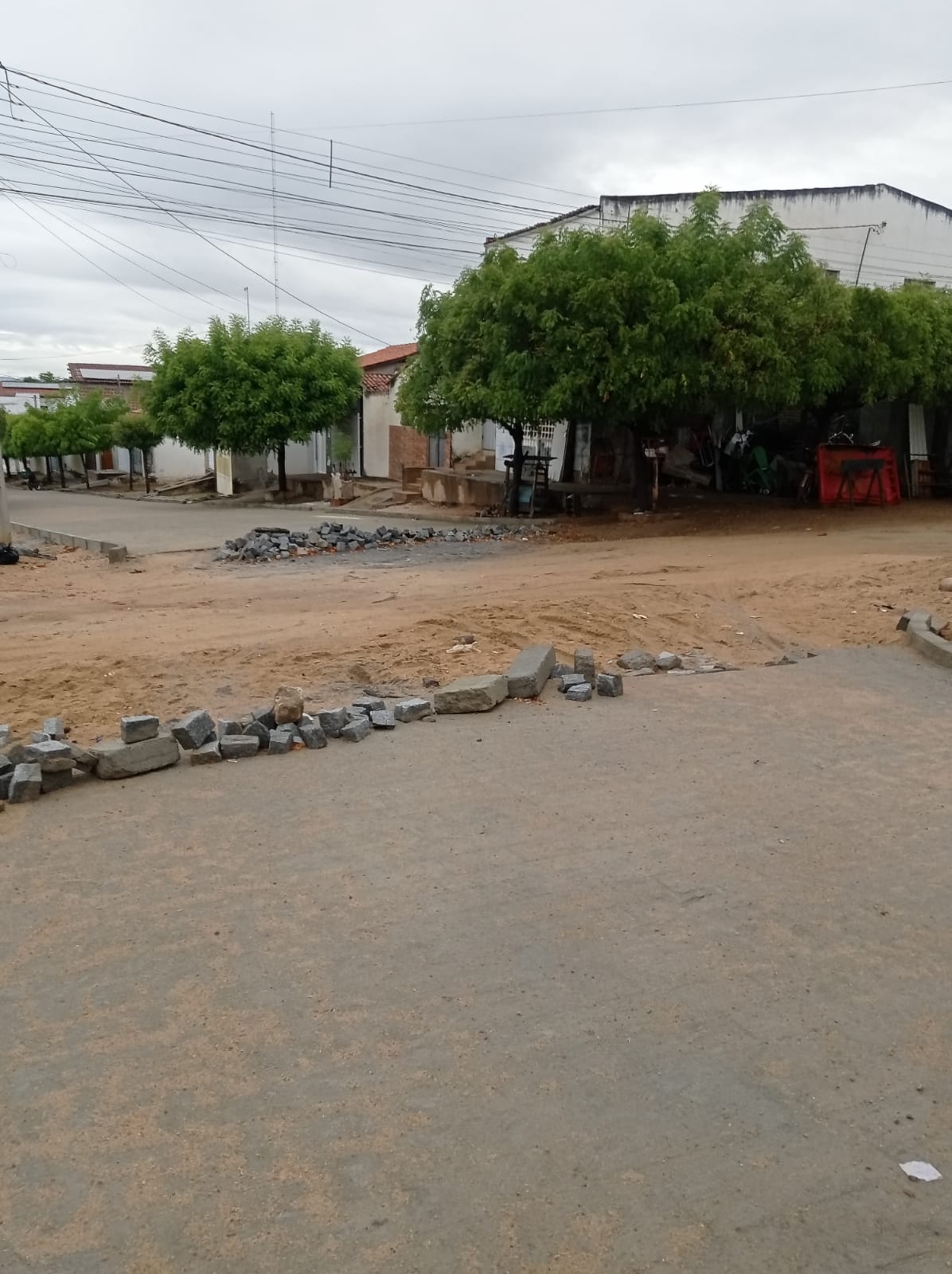 Moradora da Rua Manoel Reinaldo, no Jatobá, diz que obra de pavimentação foi paralisada e está causando transtornos; Prefeitura se posiciona e diz que serviço será retomado