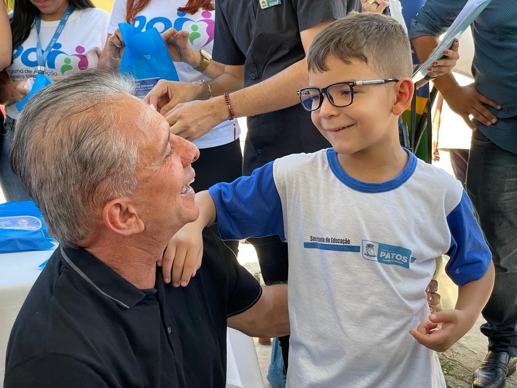 Saúde na Escola: Crianças da Escola Manoel Roberto recebem óculos do projeto Novos Olhares