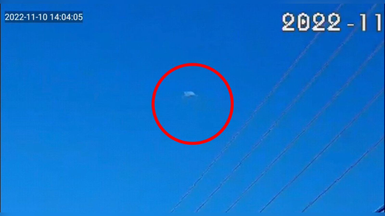 Após imagens de luzes estranhas, vídeo de câmera de segurança flagra objeto não identificado sobrevoando o céu da cidade de Patos na tarde de hoje (10). CONFIRA