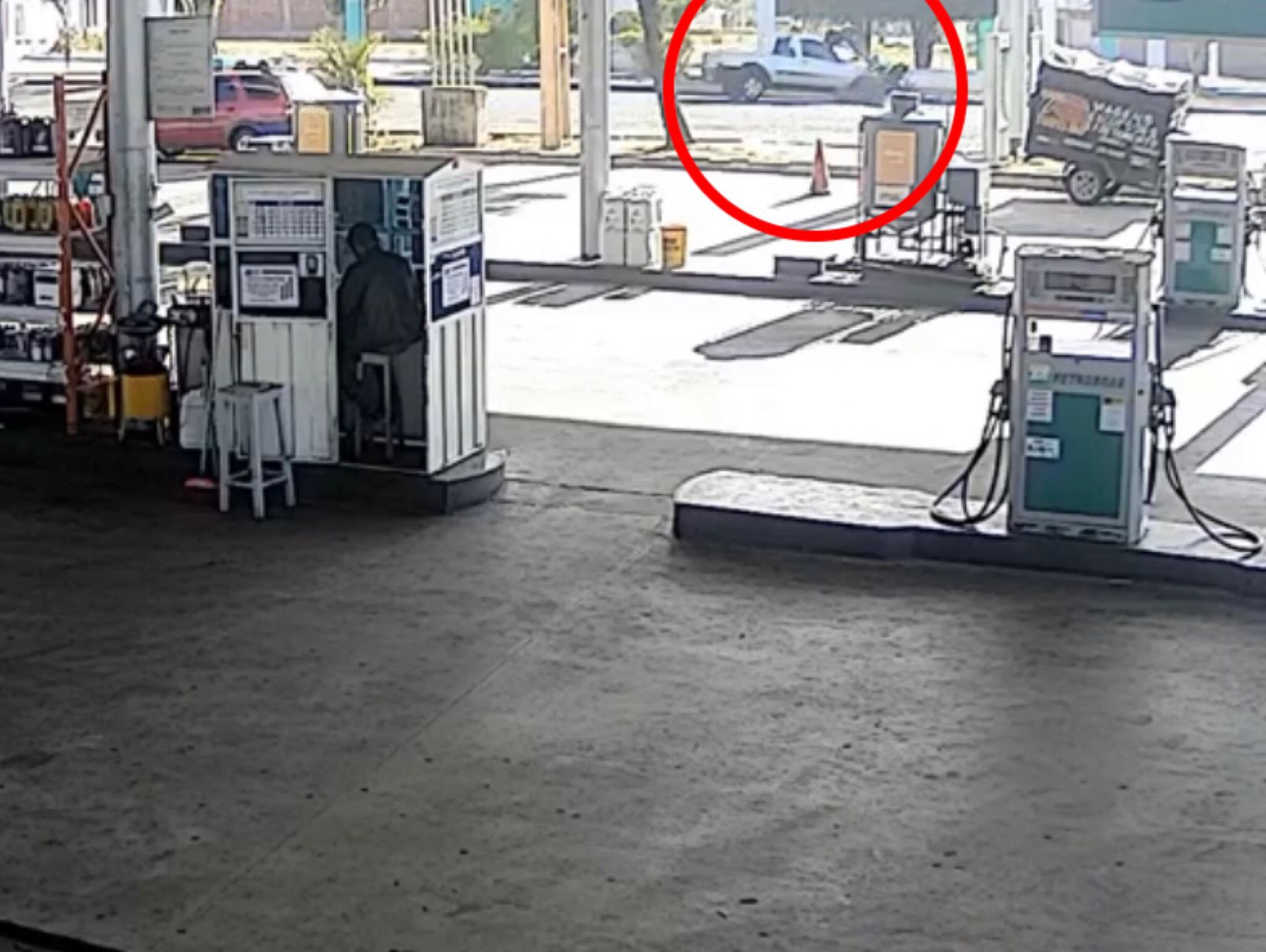 Vídeo mostra momento de grave colisão entre carro e motocicleta na manhã desta quinta-feira (10), em Teixeira. CONFIRA