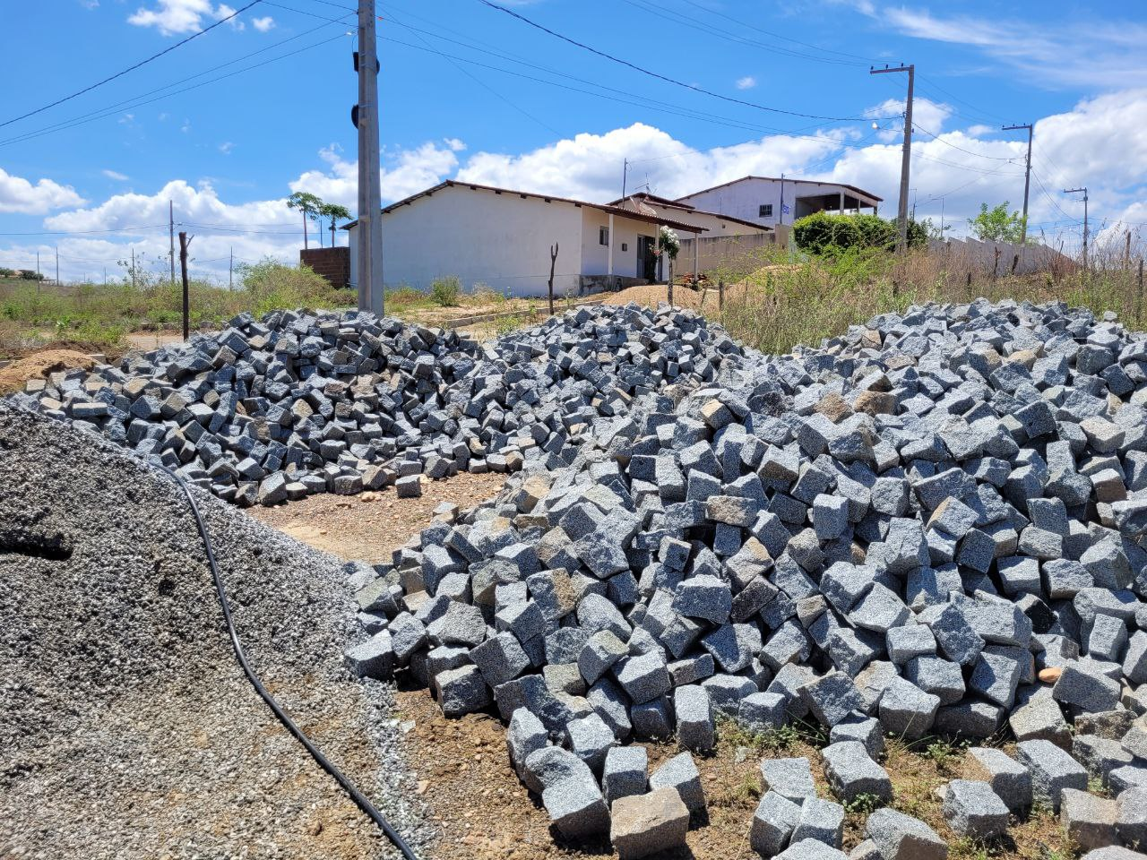 Prefeitura de Catingueira inicia pavimentação de ruas do Loteamento Planalto Bela Vista