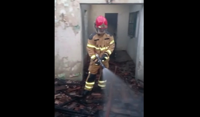 Em Sousa, homem descontrolado incendeia casa de familiares e danifica viatura da Polícia Militar