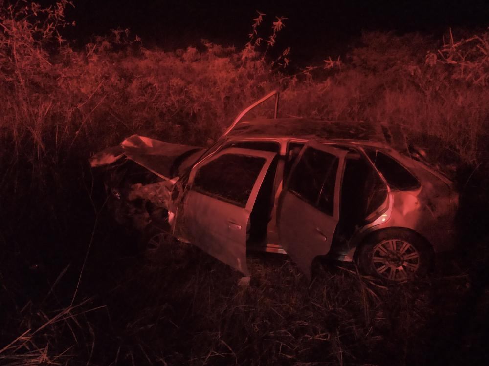Acidente envolvendo carro e moto deixa feridos na noite deste sábado (12), em Teixeira