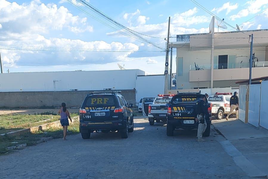 Em Pombal: dupla desobedece ordem de parada da PM, fura bloqueio em posto da PRF durante perseguição, e acaba colidindo em portão de residência