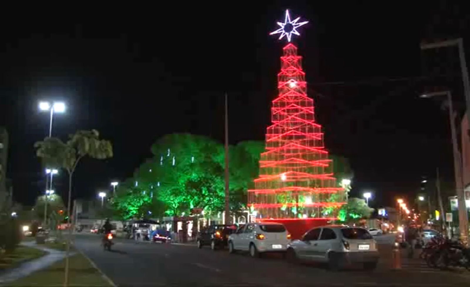 Prefeitura de Patos firma contrato de R$ 980 mil com empresa responsável por decoração elétrica natalina da cidade; gestão diz que evento promete aquecer o comércio. OUÇA