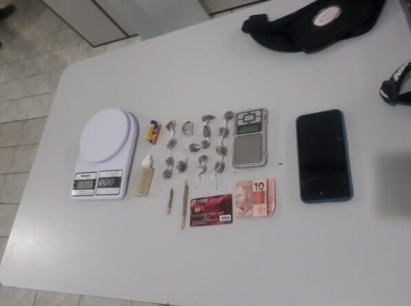 Três jovens foram presos pela Polícia Militar com drogas e balança de precisão na cidade de Piancó