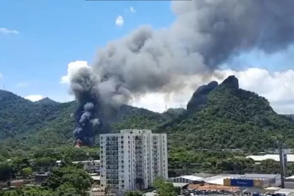 Incêndio de grandes proporções atinge o Projac, da Rede Globo, no Rio de Janeiro. VÍDEO