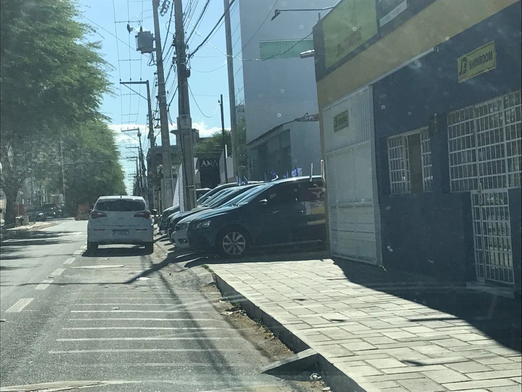 Cidadão denuncia ocupação irregular das calçadas de Patos por concessionárias de veículos