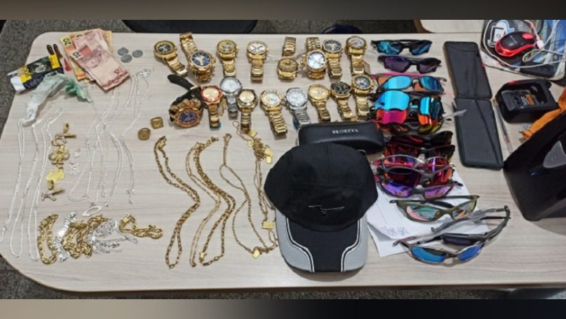 Meliantes assaltam loja em São José de Piranhas, ameaçam vítimas e em seguida são presos pela PM