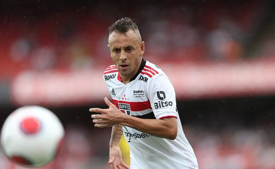 São Paulo anuncia a renovação com lateral Rafinha