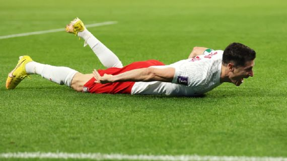 Lewandowski desencanta, goleiro pega pênalti, e Polônia vence surpresa Arábia Saudita para embolar grupo C