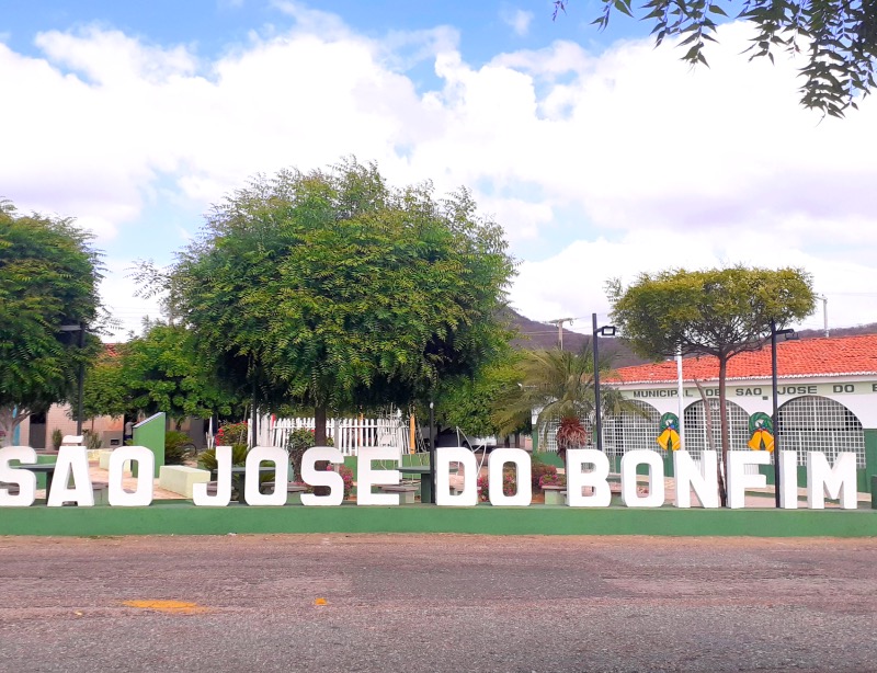 Prefeito Esaú Nóbrega assina termo de adesão ao Garantia Safra 2022/2023