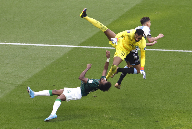 Copa do Mundo: Jogador da Arábia Saudita sofre múltiplas fraturas no rosto e tem hemorragia interna após choque com goleiro