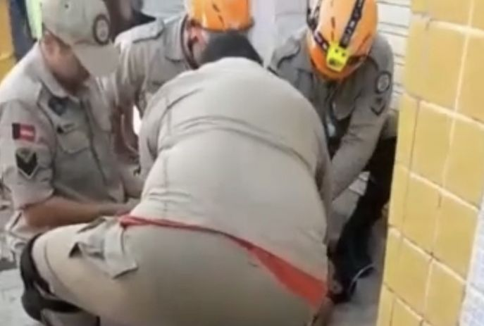Criança de quatro anos fica desacordada após cair em cacimbão e se afogar, em Sapé, na Paraíba. VÍDEO