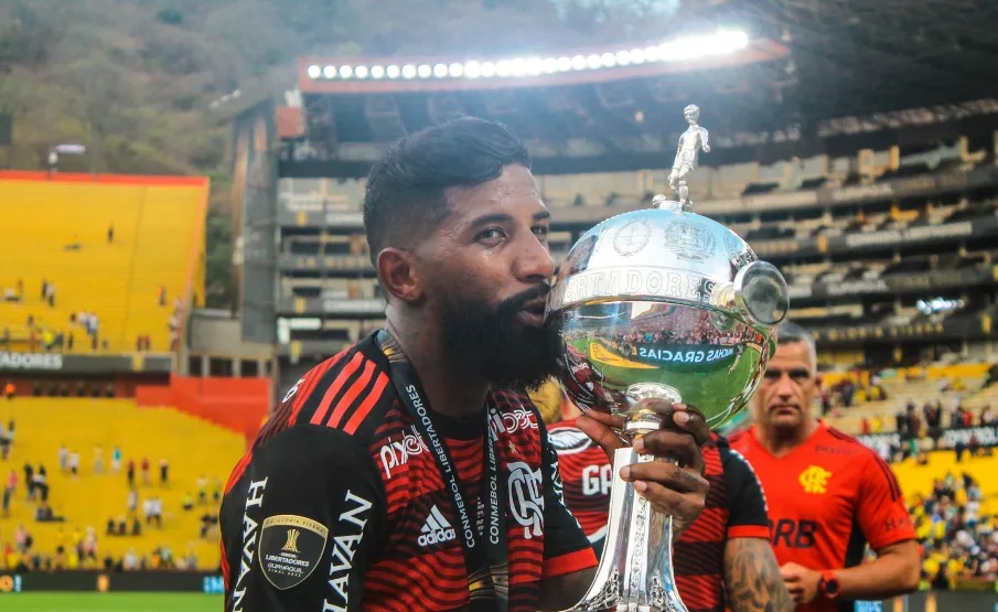 De saída do Flamengo, Rodinei se aproxima de acordo com o Olympiacos