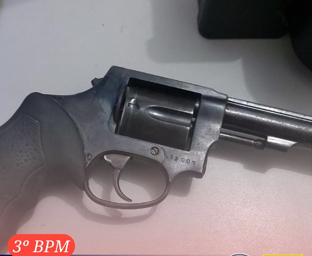 Polícia Militar prende homem que efetuou disparos de arma de fogo contra um casal na Alça Sudeste, na noite deste domingo (27), em Patos
