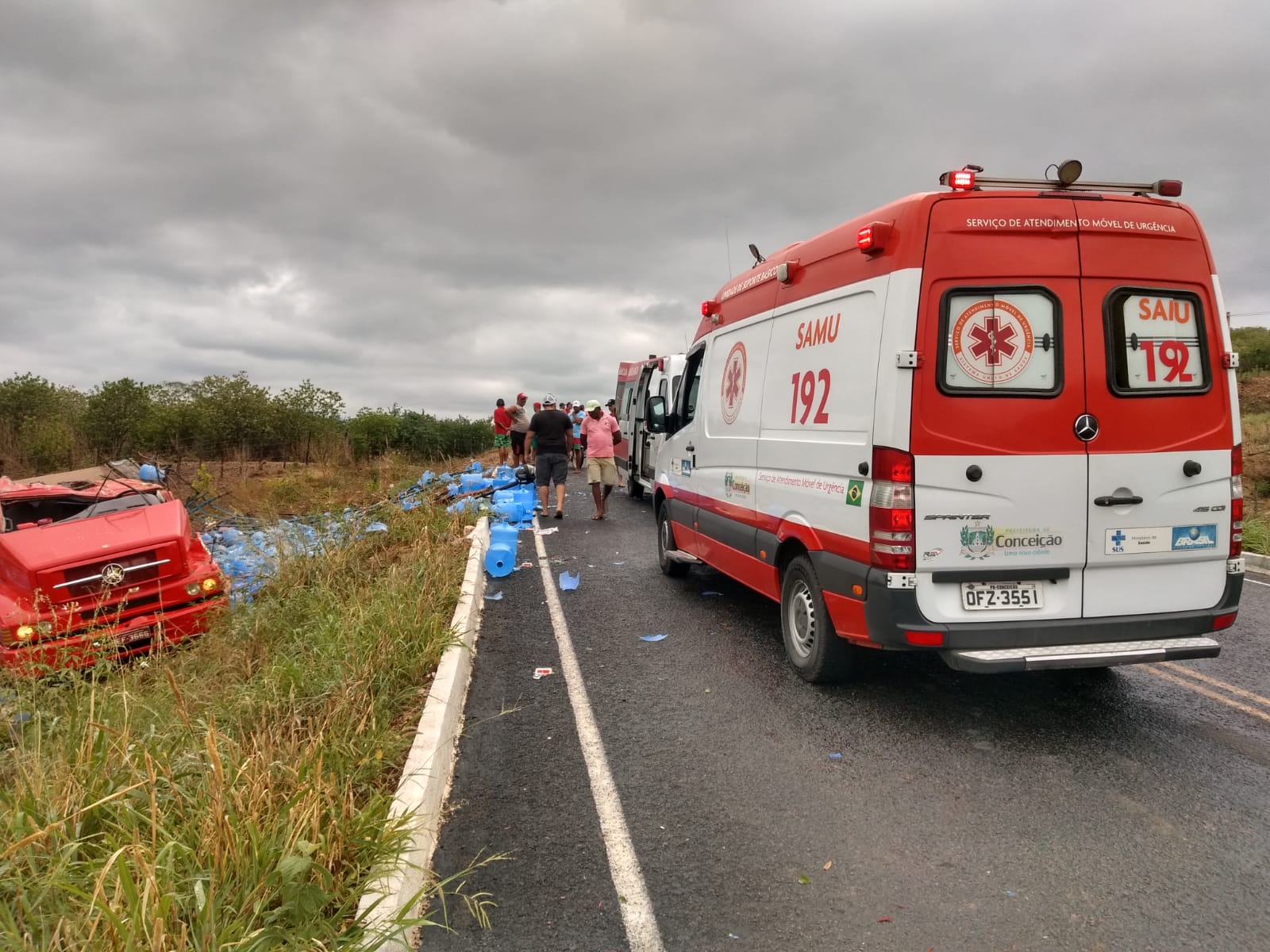 Duas pessoas ficam feridas após caminhão carregado com galões de água tombar em rodovia de Santa Inês