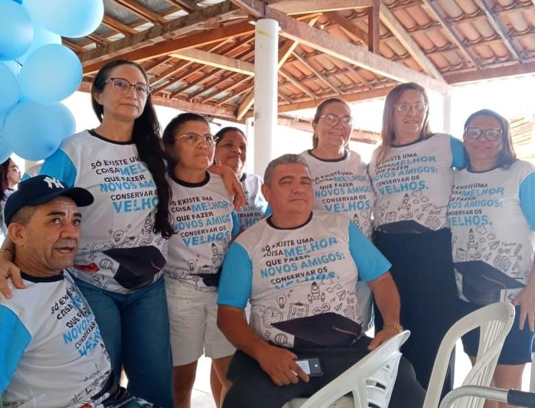 Estudantes do Colégio Comercial Roberto Simonsen, da década de 90, realizam festa de reencontro após 31 anos