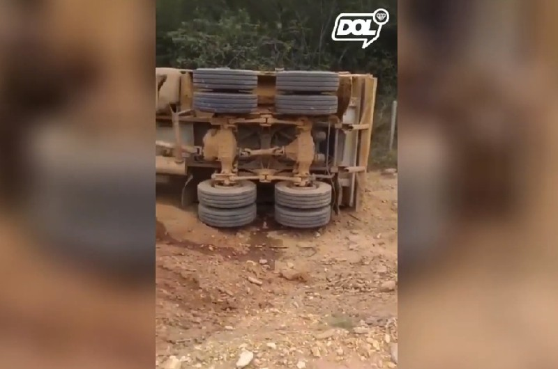 Caçamba de obra tomba em rodovia entre Nova Olinda e Tavares; vídeo