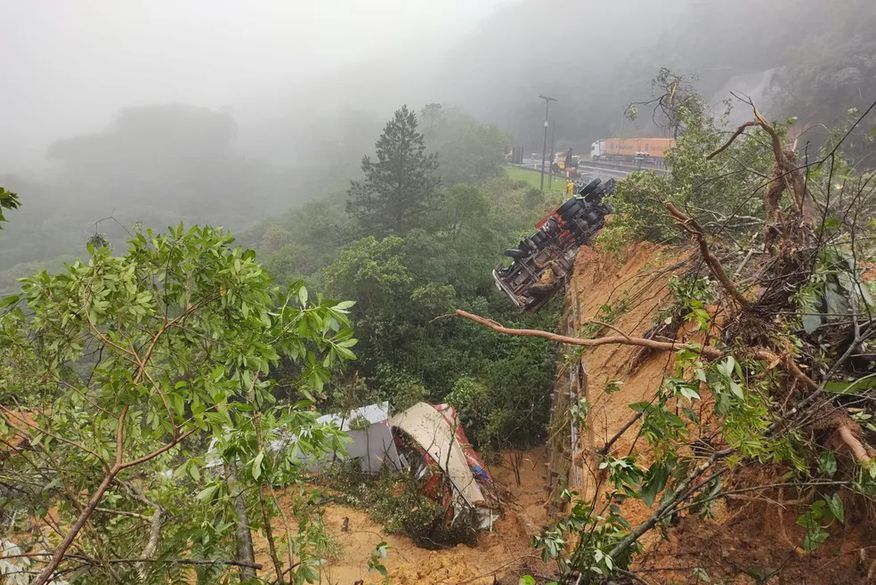 Bombeiros buscam desaparecidos após deslizamento arrastar 15 carros e 6 caminhões na BR-376, no Paraná