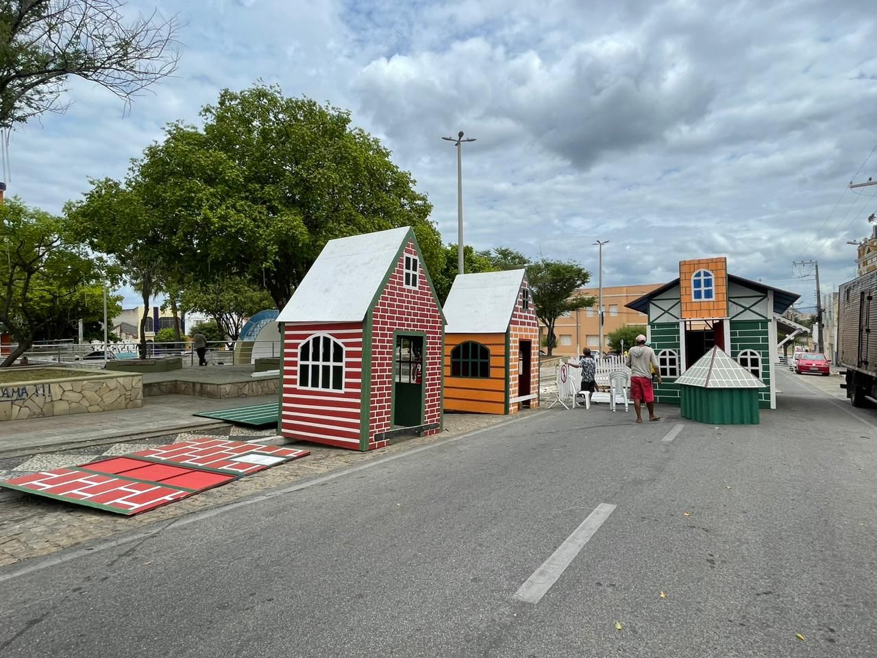 Patos: Inicia a montagem da decoração natalina e cresce a expectativa para aquecimento do comércio local