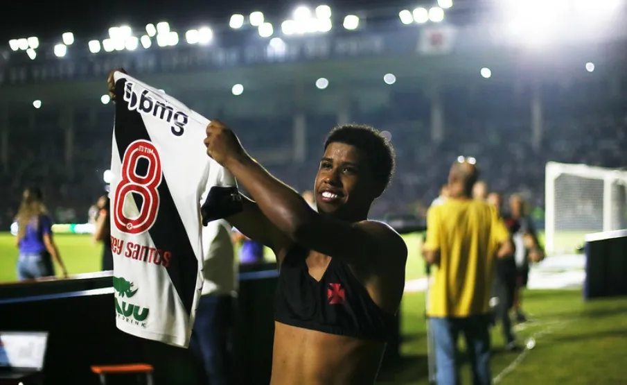 Newcastle United se aproxima de negócio por Andrey Santos, do Vasco, diz site