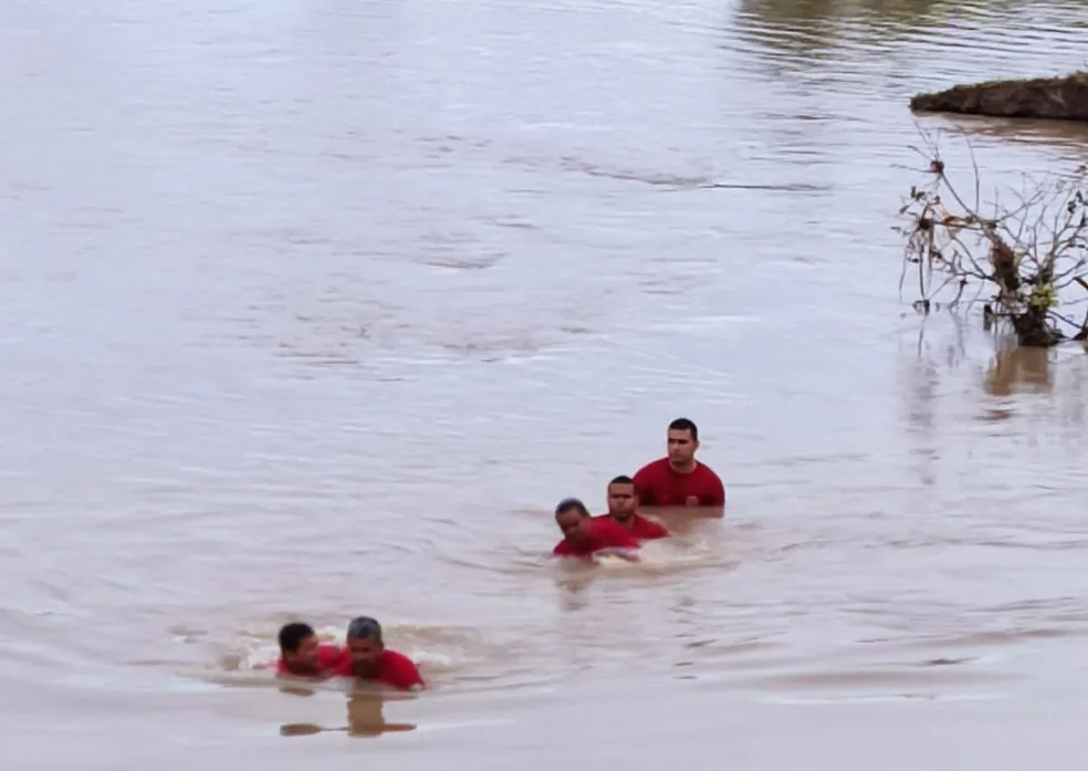 Três carros são 'engolidos' por cratera na rodovia SE-290 após fortes chuvas em Sergipe; uma morte foi confirmada