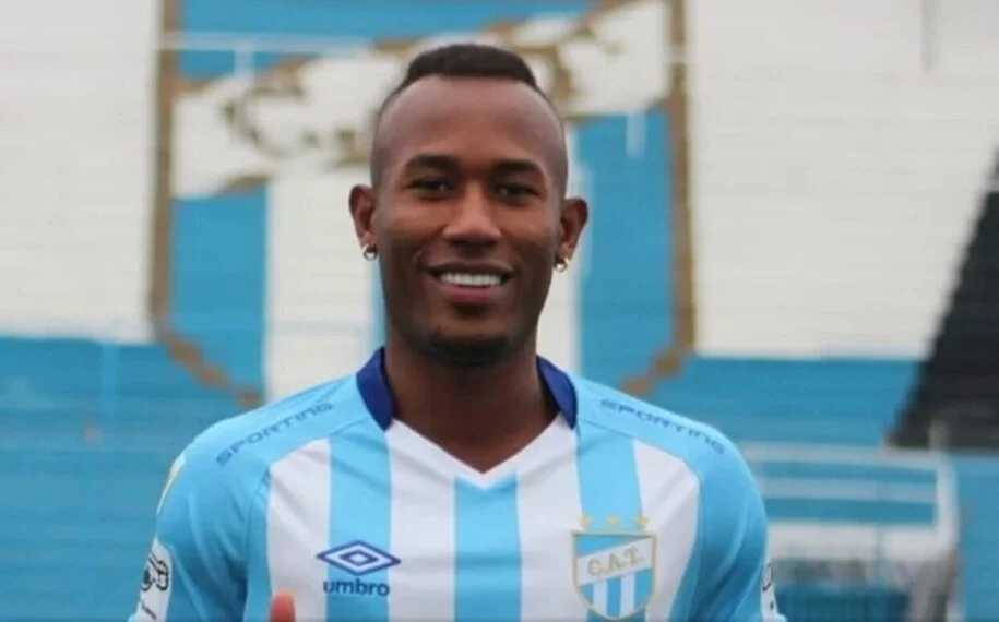 Jogador de 22 anos tem mal súbito e morre durante treino do Atlético Tucumán, na Argentina