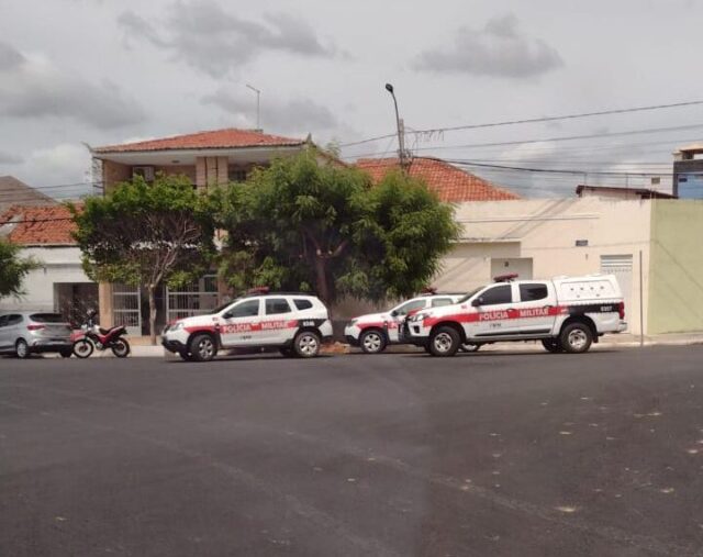 Homens invadem casa e fazem família refém na cidade de Santa Luzia-PB