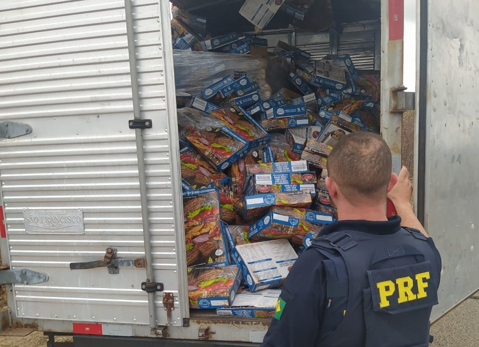 Homem é detido por transportar 700 quilos de carne de hambúrguer sem refrigeração, em Soledade-PB