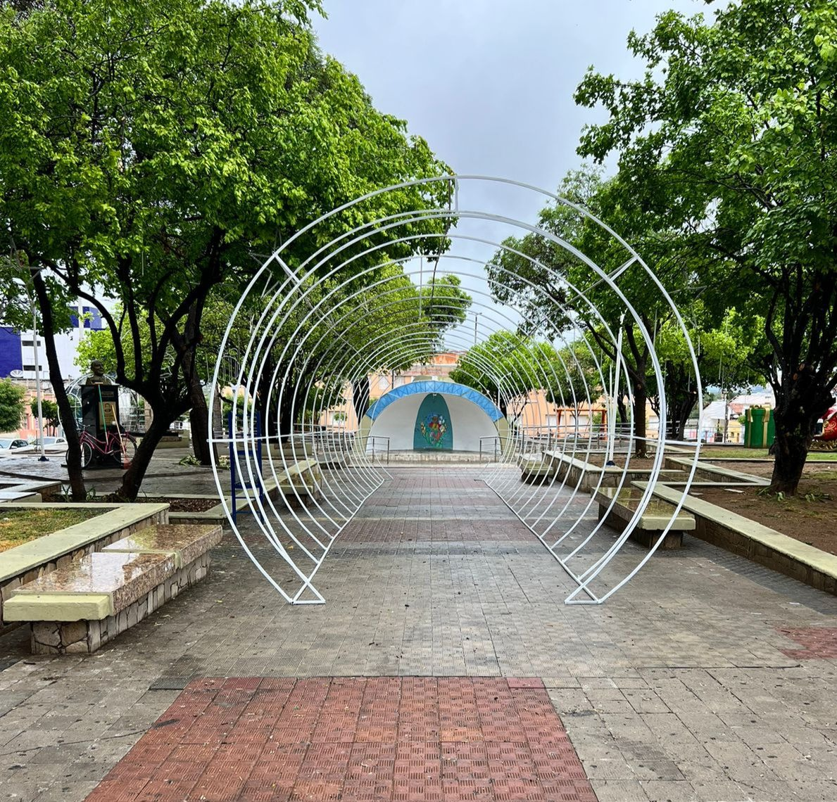 Trabalho de ornamentação natalina da praça Edvaldo Mota será concluído nesta quarta (30), e seguirá até a praça Getúlio Vargas