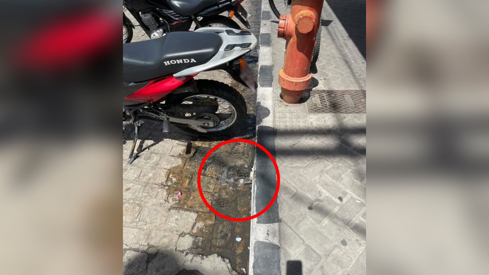 Internauta alerta vazamento de água potável frente a Praça Getúlio Vargas, no Centro de Patos; Cagepa diz ter enviado equipe