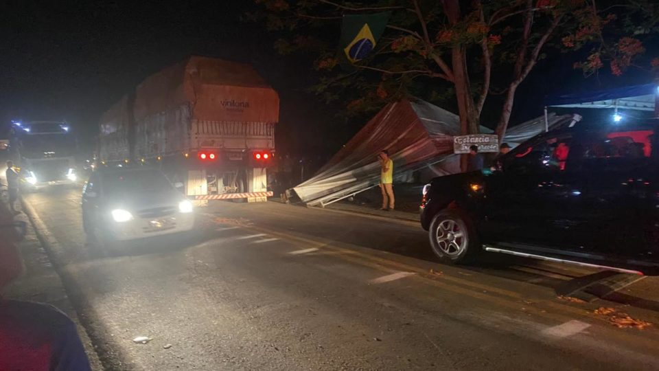 Caminhão atropela manifestantes no acostamento da BR-364 em Rondônia