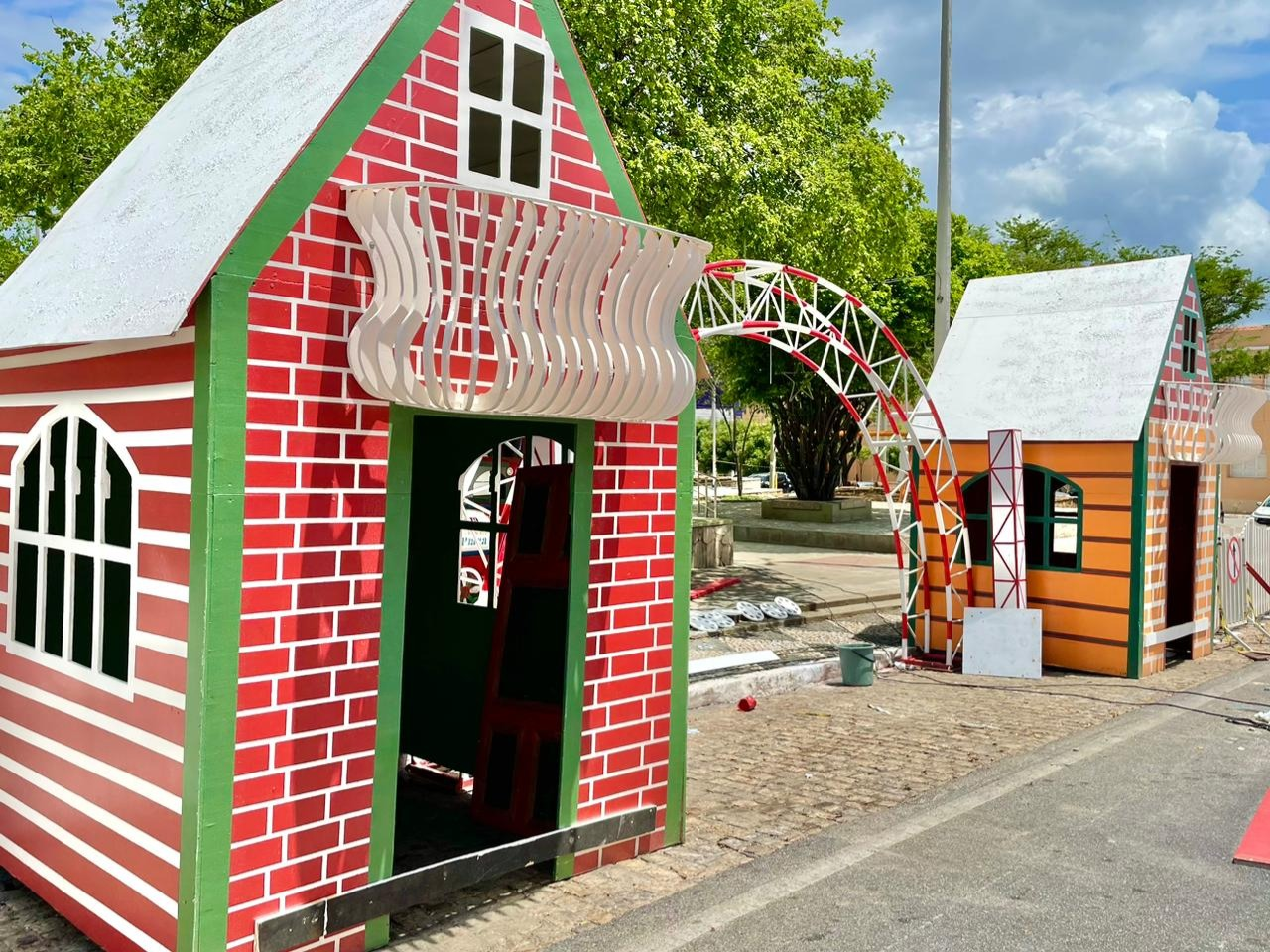 Com árvore de 20 metros e mais de 200mil lâmpadas LED, Praça Edvaldo Mota recebe finalização da cidade cenográfica e iluminação