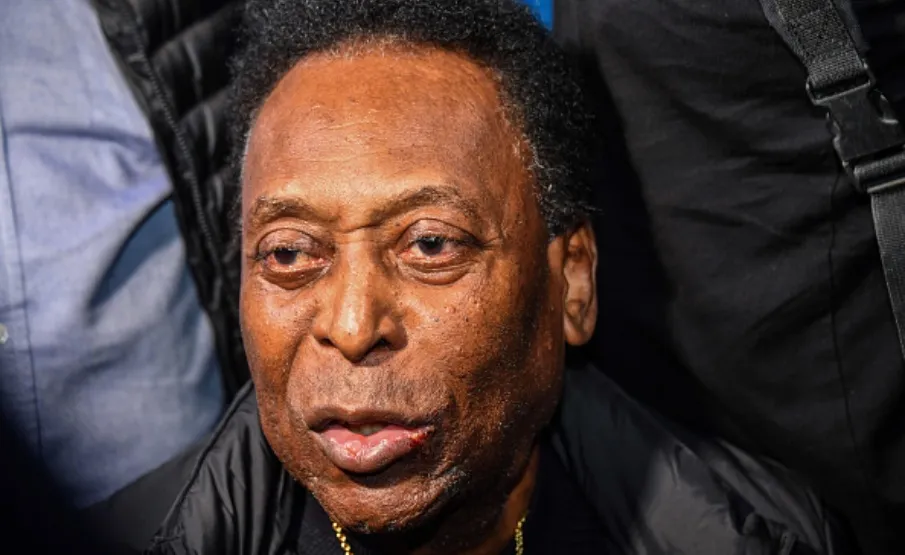 Pelé se pronuncia após internação e afirma que está apenas fazendo 'visita mensal'