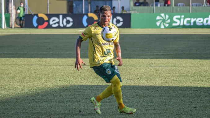 Sousa acerta com meio-campista que vem do futebol capixaba