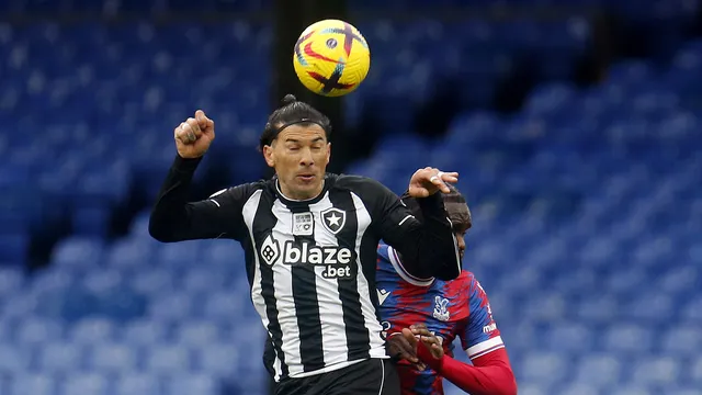 Lucas Perri brilha, e Botafogo segura o Crystal Palace em amistoso na Inglaterra