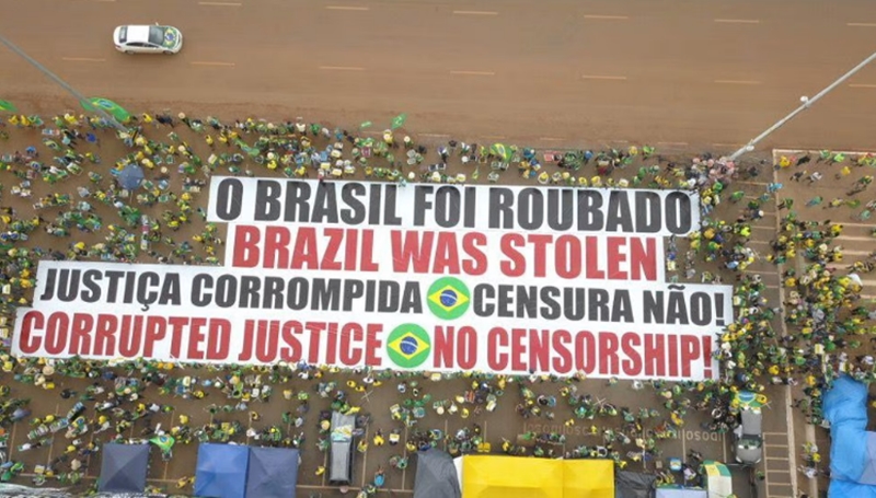 Manifestantes seguem em frente ao QG do Exército um mês após eleições. Rede social mostra equipamentos militares em movimento